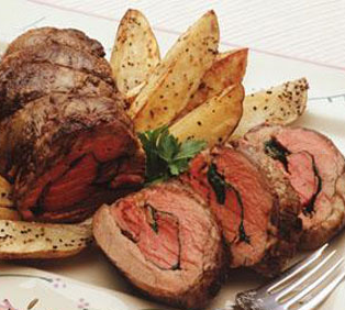 Gebraden runderrollade met aardappels en groente